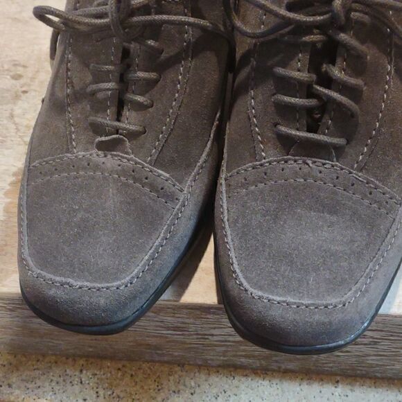 👍 Carks Size  6.5. Grey Shoes.   A5 - Picture 2 of 6